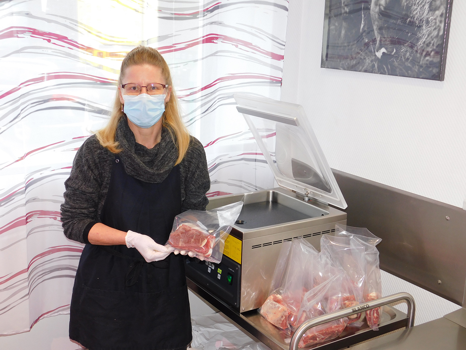 Sonja Vögel in ihrem Bio-Fleischlädele in Missen.